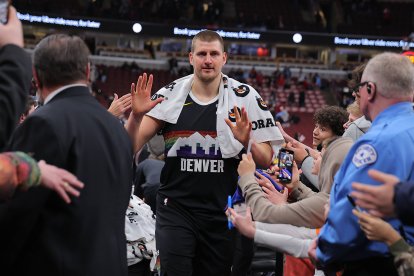 Nikola Jokic, número 15 de los Denver Nuggets, abandona la cancha tras un partido contra los Chicago Bulls el 7 de febrero de 2026 en el United Center de Chicago, Illinois.