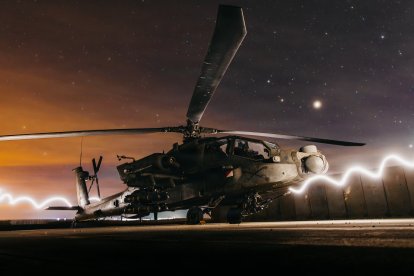 Soldados estadounidenses asignados a la 4.ª Brigada de Aviación de Combate preparan helicópteros AH-64 Apache para la Operación Hawkeye Strike dentro del área de responsabilidad del Mando Central de Estados Unidos, el 19 de diciembre de 2025.