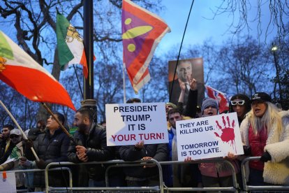 Manifestantes frente a la embajada iraní en Londres. Cientos de personas han muerto y miles han sido detenidas en el levantamiento contra el gobierno del líder supremo, el ayatolá Alí Jamenei, lo que ha provocado nuevos llamamientos a los ministros para que proscriban al CGRI. Fecha de la imagen: lunes 12 de enero de 2026.