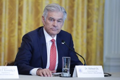 El administrador del CMMS, Mehmet Oz, participa en la Gran Mesa Redonda Histórica sobre Inversión en Salud Rural, en la Sala Este de la Casa Blanca, Washington, el 16 de enero de 2026.