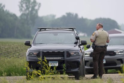 Fuerzas del orden fuera de la casa de Vance Luther Boelter,/ Anthony Souffle