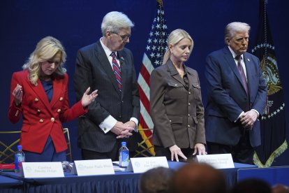 La pastora Paula White, el vicegobernador de Texas, Dan Patrick, la fiscal general Pam Bondi y el presidente Donald Trump escuchan mientras el secretario de Vivienda y Desarrollo Urbano, Scott Turner, reza en la audiencia de la Comisión de Libertad Religiosa de la Casa Blanca en el Museo de la Biblia, el lunes 8 de septiembre de 2025, en Washington.