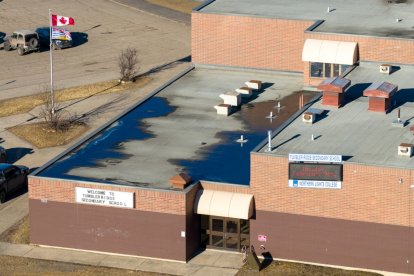 Vista aérea del edificio de la escuela secundaria Tumbler Ridge