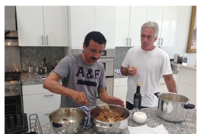 Jeffrey Epstein (R) cocinando con el director ejecutivo de DP World Sultan Ahmed bin Sulayem