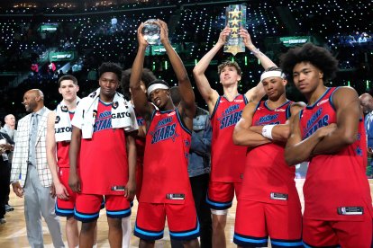 Los miembros del equipo Vince sostienen sus trofeos tras derrotar al equipo Melo en la final del evento Rising Stars de la NBA el viernes 13 de febrero de 2026 en Inglewood, California