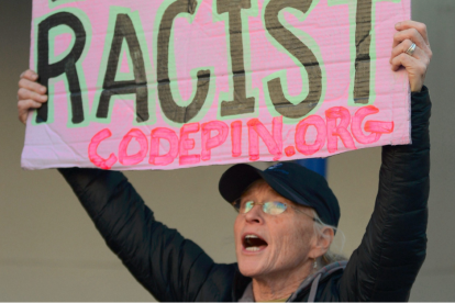 Un miembro del grupo antibélico Code Pink protesta contra las palabras racistas del candidato presidencial republicano estadounidense Donald Trump frente al Hotel Trump en Washington D.C., Estados Unidos, el 10 de diciembre de 2015.