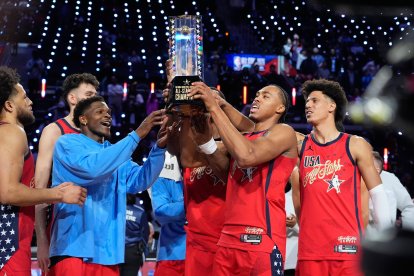 Las estrellas de EE. UU. levantan el trofeo del campeonato tras vencer a las rayas de EE. UU. en el partido de baloncesto All-Star de la NBA el domingo 15 de febrero de 2026 en Inglewood, California. (Foto AP/Mark J. Terrill)