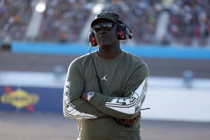 10 de noviembre de 2024, Avondale, Arizona, EE. UU.: El propietario del equipo NASCAR, MICHAEL JORDAN, observa los entrenamientos de sus equipos durante la carrera del Campeonato de la NASCAR Cup Series en el Phoenix Raceway de Avondale, Arizona.