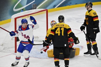 El jugador estadounidense n.º 91, Clayton Keller (izquierda), celebra el cuarto gol de su equipo, marcado por el jugador estadounidense n.º 72, Tage Thompson (no aparece en la imagen), contra el jugador alemán n.º 37, Maximilian Franzreb (2.º por la izquierda) durante el partido de la ronda preliminar del Grupo C de hockey sobre hielo masculino entre Estados Unidos y Alemania en el Milano Santagiulia Ice Hockey Arena durante los Juegos Olímpicos de Invierno de Milán Cortina 2026 en Milán, el 15 de febrero de 2026.