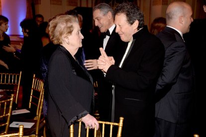 Thomas Pritzker junto a Madeleine Albright