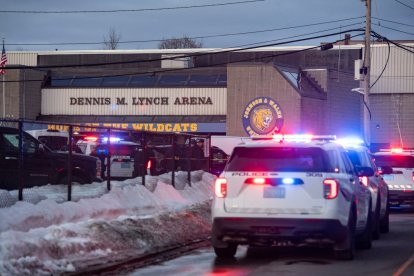 Police stand outside the perimeter they created around the Dennis M. Lynch Arena where a shooting occurred earlier today in Pawtucket, Rhode Island, on February 16, 2026.
At least two people were killed and three wounded in a shooting at an ice rink in the northeastern US town of Pawtucket on Monday, authorities said, with social media footage showing frightened teenagers fleeing the sound of gunshots.
697
La policía se encuentra fuera del perímetro creado alrededor del estadio Dennis M. Lynch Arena, donde se produjo un tiroteo