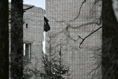 Vista del lugar donde se derrumbó el edificio de la policía militar en los terrenos de una base militar en Sertolovo