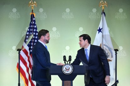 (I/D) El vicepresidente de EE. UU., JD Vance, estrecha la mano del secretario de Estado de EE. UU., Marco Rubio, durante la reunión inaugural de la Conferencia Ministerial sobre Minerales Críticos celebrada en el Departamento de Estado en Washington D. C. el 4 de febrero de 2026.