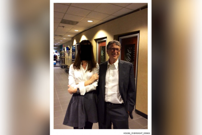 Bill Gates posando con una mujer cuyo rostro ha sido censurado