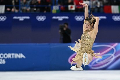 La estadounidense Alysa Liu compite en la final de patinaje artístico femenino individual libre durante los Juegos Olímpicos de Invierno de Milán-Cortina 2026 en el Milano Ice Skating Arena de Milán el 19 de febrero de 2026.