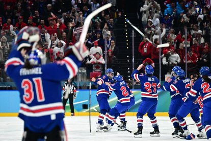 Las jugadoras estadounidenses celebran tras ganar la medalla de oro en el partido de hockey sobre hielo femenino entre Estados Unidos y Canadá en el Milano Santagiulia Ice Hockey Arena durante los Juegos Olímpicos de Invierno de Milán Cortina 2026, celebrados en Milán el 19 de febrero de 2026.