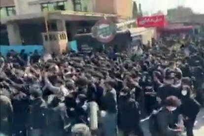 This video grab taken from UGC images posted on social media and verified by AFPTV teams in Paris on February 21, 2026, show Iranians demonstrating at the Amirkabir University of Technology in Tehran, chanting 'Long live the shah' and 'Death to the three corrupt' in Farsi. Iranian students chanted anti-government slogans at rallies for people killed during a recent wave of demonstrations, local and diaspora media reported February 21, 2026, as groups protesting the clerical leadership faced off with others voicing support for the government. (Photo by UGC / AFP) / - Israel OUT / - ISRAEL OUT / ISRAEL OUT - XGTY / RESTRICTED TO EDITORIAL USE - MANDATORY CREDIT AFP -  SOURCE: UGC ANONYMOUS - NO MARKETING - NO ADVERTISING CAMPAIGNS  - DISTRIBUTED AS A SERVICE TO CLIENTS - NO RESALE - NO ACCESS ISRAEL MEDIA/PERSIAN LANGUAGE TV STATIONS OUTSIDE IRAN/ STRICTLY NO ACCESS BBC PERSIAN/ VOA PERSIAN/ MANOTO-1 TV/ IRAN INTERNATIONAL/RADIO FARDA - AFP IS NOT RESPONSIBLE FOR ANY DIGITAL ALTERATIONS TO THE PICTURE'S EDITORIAL CONTENT /