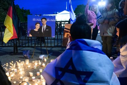 Personas asisten a una vigilia con velas en la Plaza Lafayette, frente a la Casa Blanca, en Washington, D.C., el 22 de mayo de 2025, tras un tiroteo que dejó dos muertos. Elías Rodríguez enfrenta cargos de asesinato y otros cargos tras presuntamente matar a tiros a dos empleados de la embajada israelí frente al Museo Judío Capital en Washington. Los empleados, identificados como Yaron Lischinsky y Sarah Lynn Milgrim por el Ministerio de Asuntos Exteriores israelí, fueron asesinados a tiros la noche del 21 de mayo por un hombre armado que gritó "¡Palestina libre!", según informaron las autoridades. Funcionarios estadounidenses y diplomáticos israelíes expresaron su conmoción e indignación por los asesinatos.