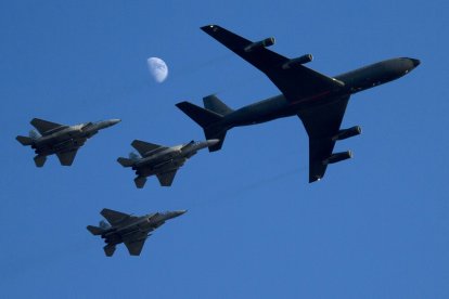 Israeli F-15 fighter jets are refueled by a Boeing 707 (Files)