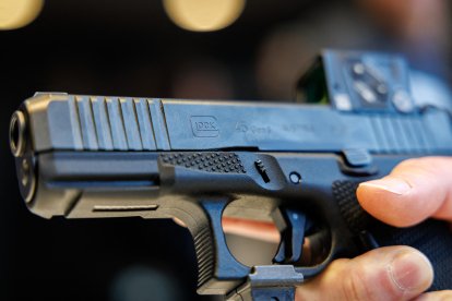 La pistola GLOCK 45 Gen6 se exhibe en la feria de seguridad y defensa (Archivo)