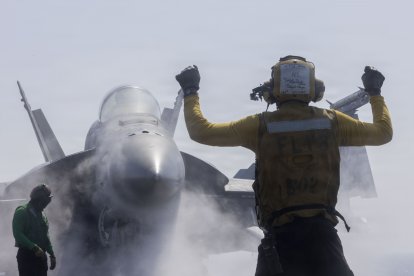 Un F/A-18F Super Hornet, adscrito al Escuadrón de Cazas de Ataque (VFA) 41, se prepara para despegar desde la cubierta de vuelo del portaaviones clase Nimitz USS Abraham Lincoln (CVN 72) en apoyo de la Operación Epic Fury, el 28 de febrero de 2026.