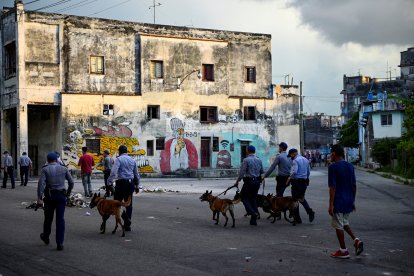 Agentes del régimen cubano por las calles de La Habana (Archivo)