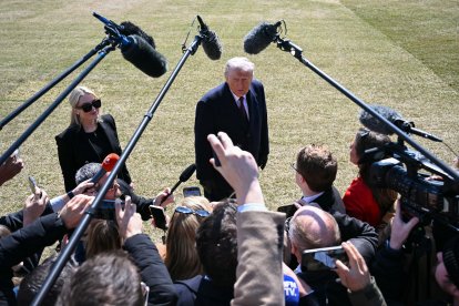 Donald Trump respondiendo preguntas en el Casa Blanca/ Andrew Caballero- Reynolds