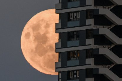 La luna sale en su fase gibosa creciente detrás de un edificio en Buenos Aires el 2 de marzo de 2026
