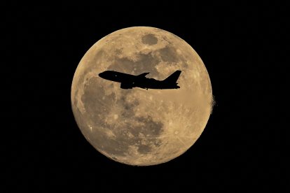 Un Airbus A319-112 de la aerolínea alemana Lufthansa sobrevuela la Luna Gibosa Creciente sobre Fráncfort del Meno, Alemania Occidental