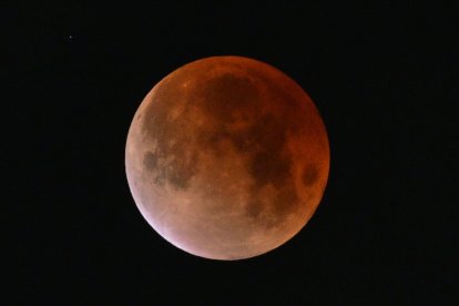 El eclipse lunar de Luna de Sangre tiñe la luna de rojo por un breve período a primera hora del 3 de marzo de 2026 en Los Ángeles, California