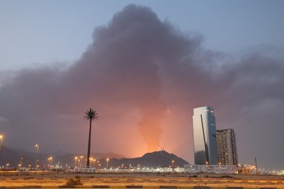 Una alta columna de humo negro se eleva tras una explosión en la zona industrial de Emiratos