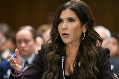 Kristi Noem testifica durante una audiencia del Comité Judicial del Senado