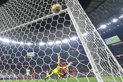 Juego de fútbol en el Lusail Stadium (Qatar). Imagen de archivo