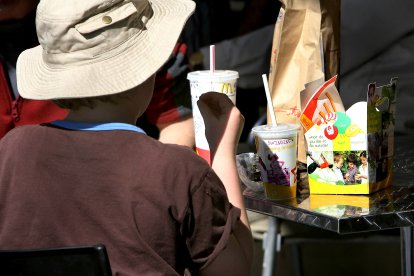 Un niño en Australia pidiendo comida procesada en un establecimiento (Archivo)