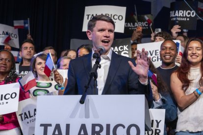 4 de marzo de 2026, Austin, Luisiana, Estados Unidos: El representante estatal de Texas, James Talarico, saluda a sus simpatizantes en una sala de conciertos de Austin tras ganar las primarias demócratas para el Senado de los Estados Unidos, superando a Jasmine Crockett (no se muestra) el 3 de marzo de 2026. (Crédito de la imagen: © Bob Daemmrich/ZUMA Press Wire)