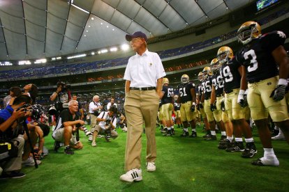 Lou Holtz, y los jugadores de su equipo