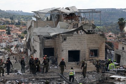 Oficiales de servicios de emergencia israelíes inspeccionan una casa destruida en el lugar de un ataque con misiles cerca de Bet Shemesh, a unos 30 kilómetros al oeste de Jerusalén, el 1 de marzo de 2026.
Una lluvia de misiles lanzada desde Irán mató al menos a seis personas en la ciudad de Bet Shemesh, en el centro de Israel, el 1 de marzo, según informó la agencia de primera respuesta de Israel, Magen David Adom (MDA), al día siguiente de que Estados Unidos e Israel atacaran Irán y asesinaran a su líder supremo.