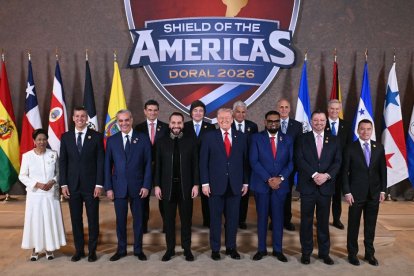 Donald Trump acompañado por otros líderes de la región.