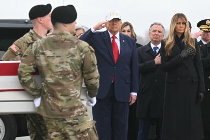 Trump recibe los cuerpos de los militares caídos/ Saul Loeb