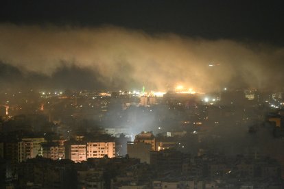 Humo se eleva tras un ataque aéreo israelí en una zona de los suburbios del sur de Beirut