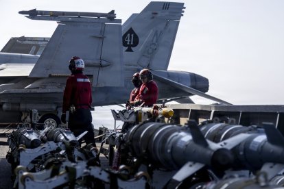 Marineros estadounidenses revisan municiones en la cubierta de vuelo del portaaviones clase Nimitz USS Abraham Lincoln (CVN 72) en apoyo de la Operación Epic Fury, el 2 de marzo de 2026. El Abraham Lincoln está desplegado en la zona de operaciones de la Quinta Flota de los Estados Unidos para apoyar la seguridad y la estabilidad marítimas en Oriente Medio. (Fotografía de la Marina de los Estados Unidos)