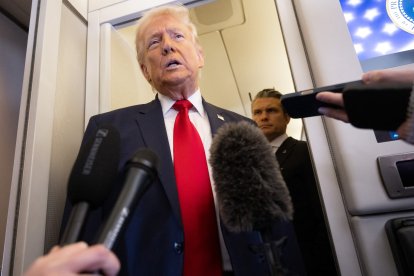 Donald Trump en el Air Force One/ Saul Loeb