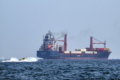 Barco petrolero circula por las aguas del estrecho de Ormuz/ Giuseppe Cacace