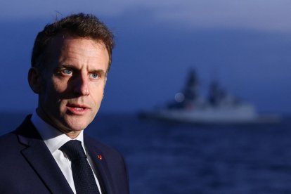 El presidente francés, Emmanuel Macron, se dirige a los medios de comunicación durante su visita al portaaviones Charles de Gaulle