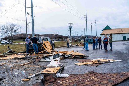 Clientes observan los daños en un Holiday Inn después de un tornado en Three Rivers, Michigan, el viernes 6 de marzo de 2026