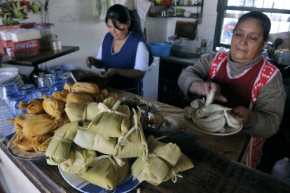 Unas vendedoras hispanas frente a su producto: tamales (Archivo)