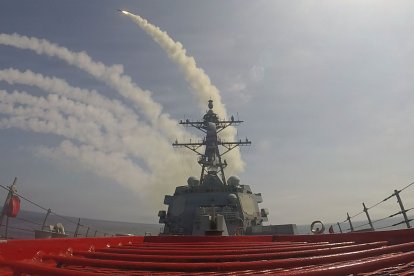 El destructor lanzamisiles guiados clase Arleigh Burke USS Frank E. Petersen Jr. (DDG 121) dispara un misil de ataque terrestre Tomahawk durante las operaciones en apoyo de la Operación Epic Fury, el 28 de febrero de 2026. (Foto de la Marina de los Estados Unidos)
