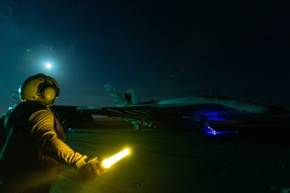 Un F/A-18E Super Hornet, adscrito al Escuadrón de Cazas de Ataque (VFA) 151, se prepara para despegar desde la cubierta de vuelo del portaaviones clase Nimitz USS Abraham Lincoln (CVN 72) en apoyo de la Operación Epic Fury, el 3 de marzo de 2026. (Fotografía de la Marina de los Estados Unidos)