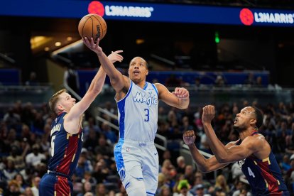 Desmond Bane, de los Orlando Magic, anota frente a los Cleveland Cavaliers