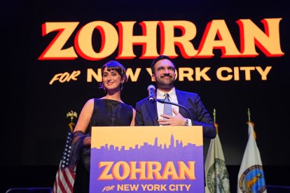 New York City Mayoral Zohran Mamdani (R) and his wife Rama Duwaji (L)